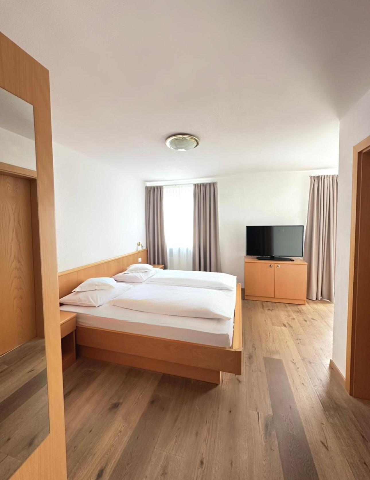 Garni Hotel Dorothea Tirolo Extérieur photo